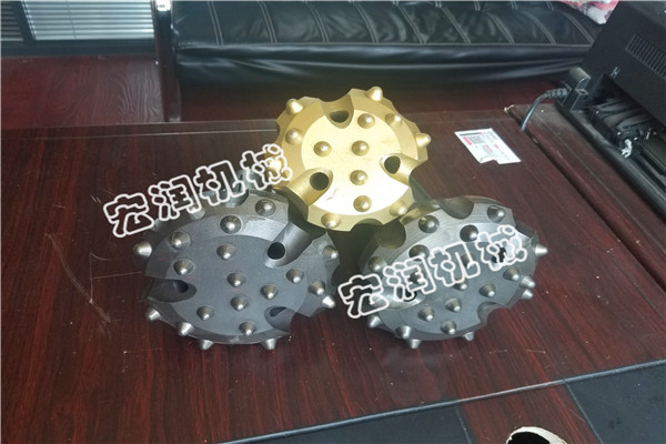陜西護(hù)欄鉆孔機(jī)注意事項(xiàng)？宏潤